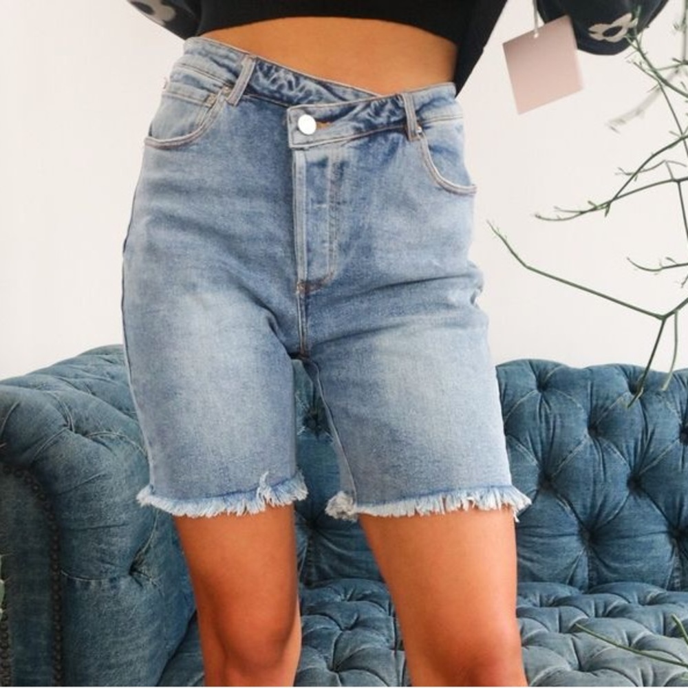 Asymmetric Bermuda shorts